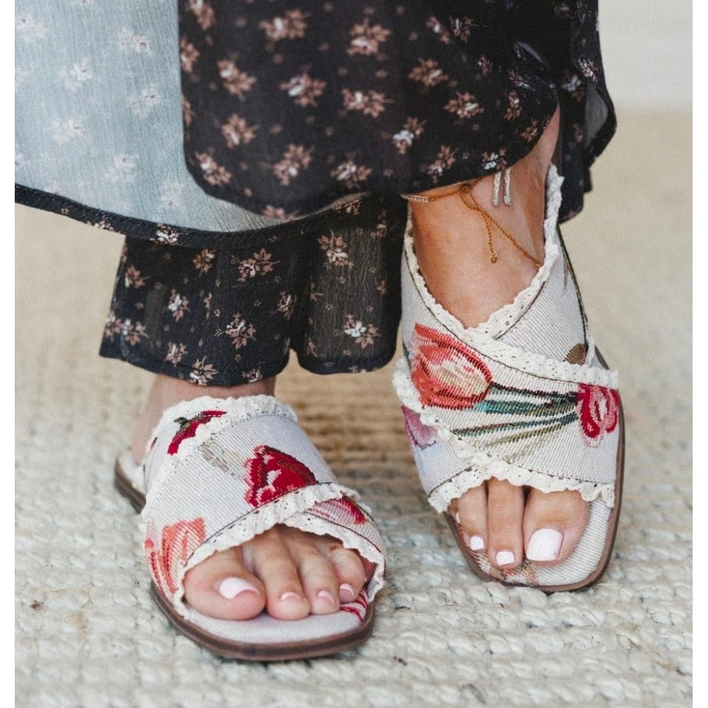 OASIS SOCIETY Allie Flat Sandals Beige Tulip Floral Tapestry Lace Slides 7.5 NIB